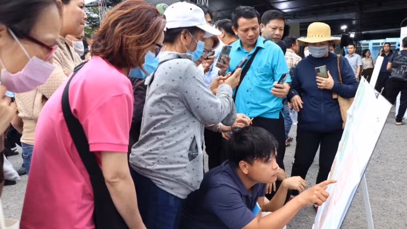 Người dân xem bản đồ quy hoạch Khu đô thị Hiệp Hòa.