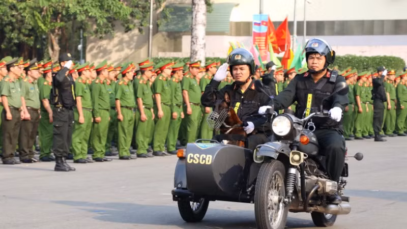 Chiến sĩ Cảnh sát cơ động Công an tỉnh Đồng Nai ra quân thực hiện cao điểm.