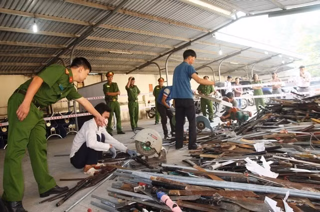 Công an tỉnh Đồng Nai trong một lần tiêu hủy vũ khí, công cụ hỗ trợ.