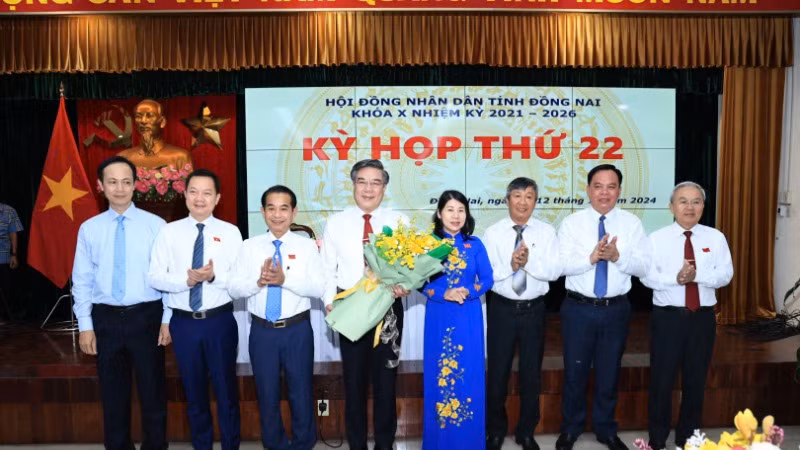Lãnh đạo tỉnh Đồng Nai tặng hoa chúc mừng tân Phó Chủ tịch Ủy ban nhân dân tỉnh Dương Minh Dũng.