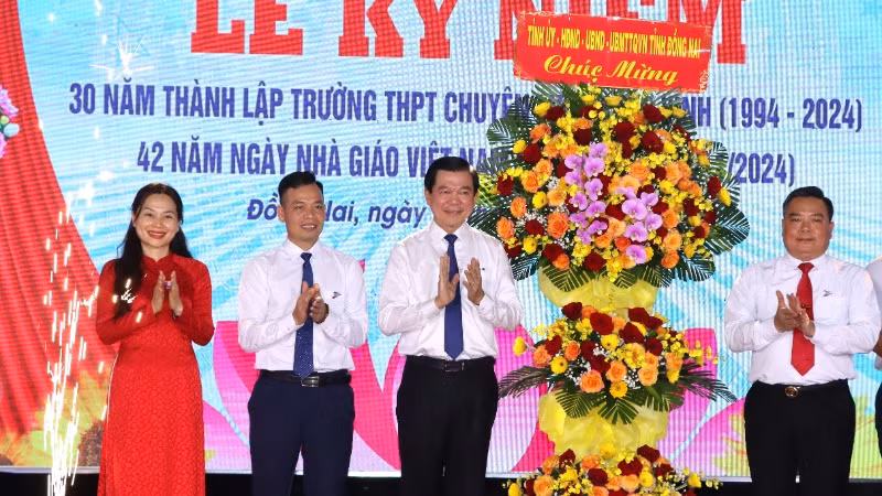 Đồng chí Nguyễn Hồng Lĩnh, Ủy viên Trung ương Đảng, Bí thư Tỉnh ủy Đồng Nai tặng lẵng hoa chúc mừng Trường trung học phổ thông chuyên Lương Thế Vinh nhân kỷ niệm 30 năm thành lập.