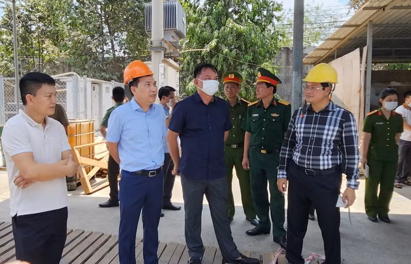 Quyền Chủ tịch Ủy ban nhân dân tỉnh Đồng Nai Võ Tấn Đức cùng Thiếu tướng Nguyễn Sỹ Quang, Giám đốc Công an tỉnh có mặt tại hiện trường chỉ đạo cứu người, khắc phục hậu quả vụ tai nạn lao động. 