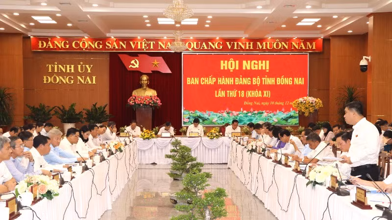 Giám đốc Sở Xây dựng tỉnh Đồng Nai Hồ Văn Hà báo cáo việc xây dựng nhà ở xã hội tại Hội nghị Ban Chấp hành Đảng bộ tỉnh Đồng Nai lần thứ 18 vào chiều 10/12. Giám đốc Sở Xây dựng tỉnh Đồng Nai Hồ Văn Hà báo cáo việc xây dựng nhà ở xã hội tại Hội nghị Ban Chấp hành Đảng bộ tỉnh Đồng Nai lần thứ 18 vào chiều 10/12.