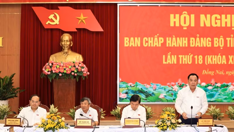 Phó Bí thư Tỉnh ủy, Chủ tịch Ủy ban nhân dân tỉnh Đồng Nai Võ Tấn Đức phát biểu tại Hội nghị Ban Chấp hành Đảng bộ tỉnh Đồng Nai vào chiều 10/12.