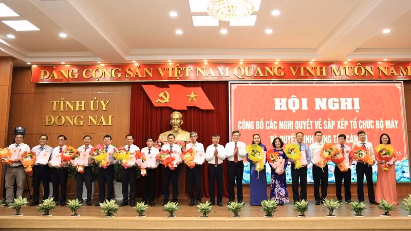 Lãnh đạo tỉnh Đồng Nai trao quyết định cho các đồng chí nghỉ chế độ chính sách.