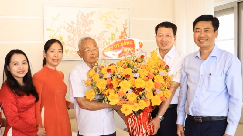 Bí thư Tỉnh ủy Đồng Nai Vũ Hồng Văn (thứ hai từ phải qua) thăm, chúc mừng đồng chí Phan Văn Trang nhân dịp kỷ niệm 95 năm Ngày thành lập Đảng Cộng sản Việt Nam.