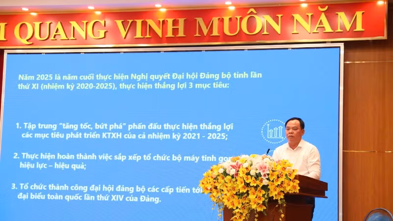 Phó Bí thư Tỉnh ủy, Chủ tịch Ủy ban nhân dân tỉnh Võ Tấn Đức trình bày chuyên đề.