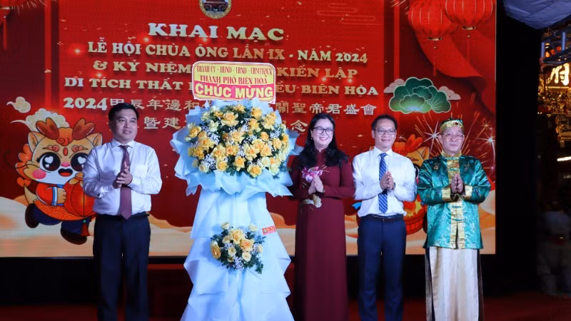 Bí thư Thành ủy Biên Hòa Hồ Văn Nam (bên trái) chúc mừng Ban Tổ chức lễ hội chùa Ông lần thứ 9 năm 2024. Bí thư Thành ủy Biên Hòa Hồ Văn Nam (bên trái) chúc mừng Ban Tổ chức lễ hội chùa Ông lần thứ 9 năm 2024.