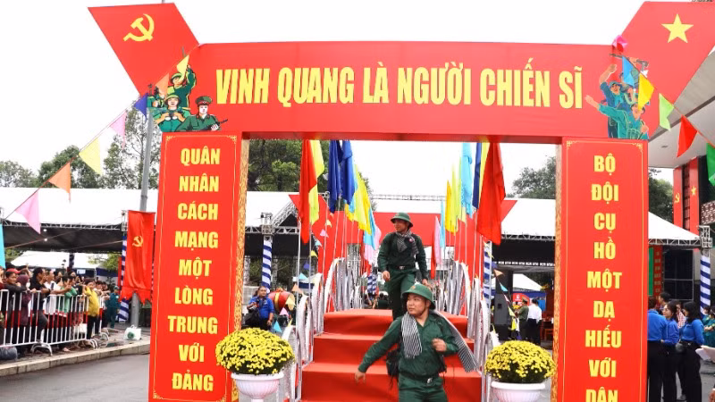 Thanh niên bước qua Cầu Vinh quang lên xe về đơn vị.