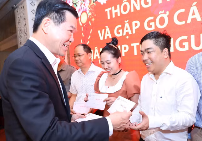 Bí thư Tỉnh ủy Đồng Nai Nguyễn Hồng Lĩnh tặng quà nhân dịp Tết Nguyên đán cho phóng viên tại buổi gặp mặt.