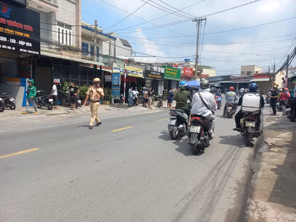Lực lượng chức năng có mặt tại hiện trường làm rõ nguyên nhân vụ tai nạn. Lực lượng chức năng có mặt tại hiện trường làm rõ nguyên nhân vụ tai nạn.