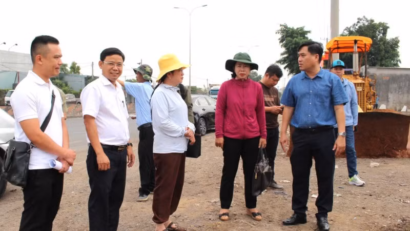 Bí thư Thành ủy Biên Hòa Hồ Văn Nam (bên phải) kiểm tra công tác giải phóng mặt bằng Dự án đường cao tốc Biên Hòa-Vũng Tàu, đoạn thuộc địa phận phường Phước Tân.