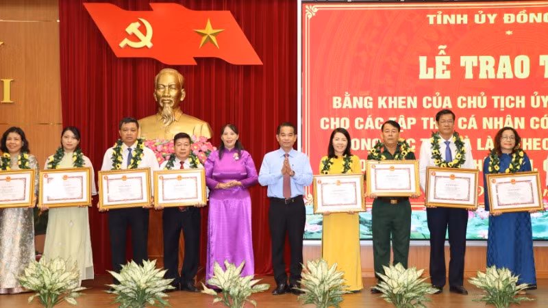 Phó Bí thư Tỉnh ủy, Chủ tịch Hội đồng nhân dân tỉnh Đồng Nai Thái Bảo trao khen thưởng cho các tập thể.