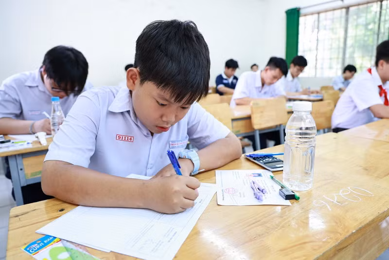 Thí sinh điền thông tin vào giấy thi.
