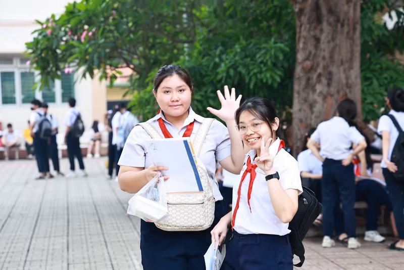 Thí sinh tự tin trước khi bước vào phòng thi.