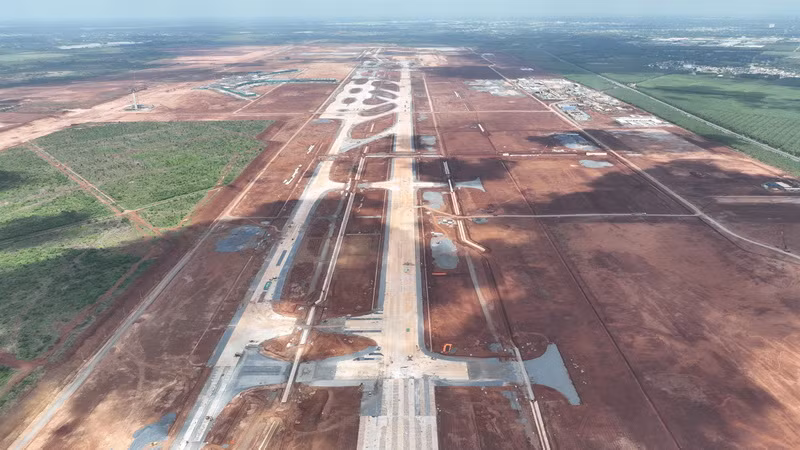 Đường cất hạ cánh sân bay Long Thành dự kiến sẽ hoàn thành, khai thác kỹ thuật trước ngày 30/4/2025. Đường cất hạ cánh sân bay Long Thành dự kiến sẽ hoàn thành, khai thác kỹ thuật trước ngày 30/4/2025.