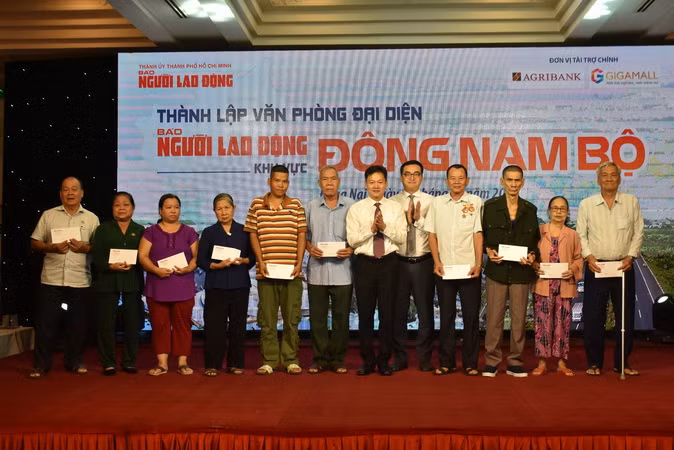 Tặng quà cho một số gia đình chính sách khu vực Đông Nam Bộ.