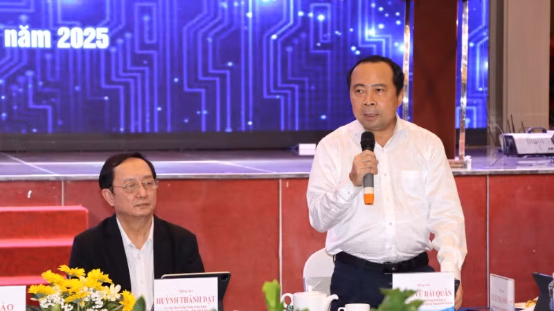 Giám đốc Đại học Quốc gia Thành phố Hồ Chí Minh Vũ Hải Quân điều hành Hội thảo. Giám đốc Đại học Quốc gia Thành phố Hồ Chí Minh Vũ Hải Quân điều hành Hội thảo.