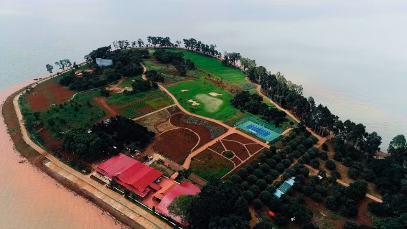 Nhiều công trình xây dựng trên đảo Ó để phục vụ kinh doanh dịch vụ du lịch. Nhiều công trình xây dựng trên đảo Ó để phục vụ kinh doanh dịch vụ du lịch.