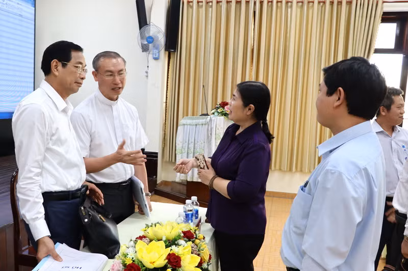 Lãnh đạo tỉnh Đồng Nai trao đổi với Linh mục Nguyễn Tuấn Anh, Tổng đại diện giáo phận Xuân Lộc về giải pháp tháo gỡ vướng mắc liên quan đến diện tích đất thu hồi của Tu xá Thánh Vinh Sơn và các hộ dân để thực hiện Dự án khu công nghiệp Hố Nai. 