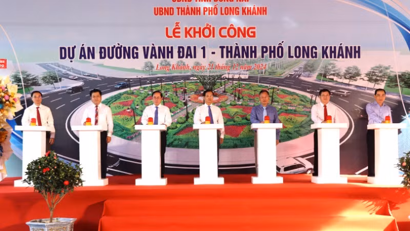 Các đại biểu thực hiện nhấn nút khởi công xây dựng dự án đường Vành đai 1 thành phố Long Khánh.