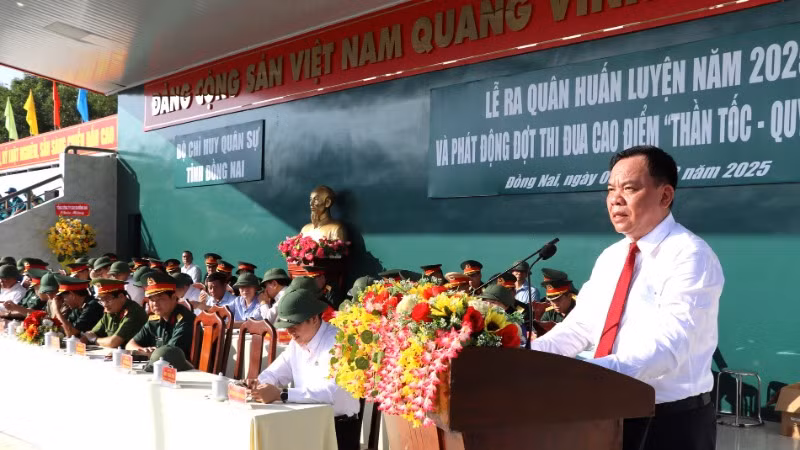Đồng chí Võ Tấn Đức, Phó Bí thư Tỉnh ủy, Chủ tịch Ủy ban nhân dân tỉnh Đồng Nai phát biểu chỉ đạo tại lễ ra quân huấn luyện năm 2025 và phát động phong trào thi đua "Thần tốc-quyết thắng".