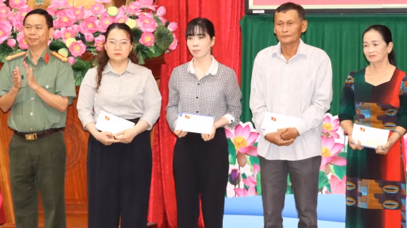 Đại tá Trần Tiến Đạt, Phó Giám đốc Công an tỉnh Đồng Nai, tặng quà đại diện các gia đình. Đại tá Trần Tiến Đạt, Phó Giám đốc Công an tỉnh Đồng Nai, tặng quà đại diện các gia đình.