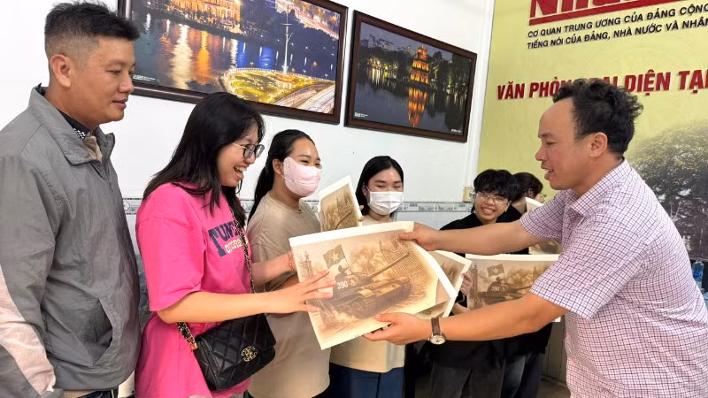Bạn đọc ở Đồng Nai phấn khởi đón nhận phụ san của Báo Nhân Dân.