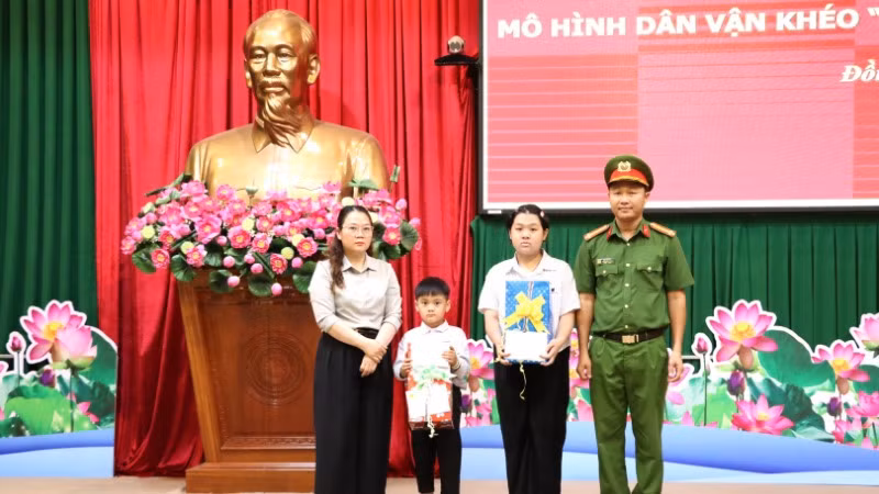 Công an tỉnh Đồng Nai ra mắt mô hình "Con nuôi Công an tỉnh", nhận đỡ đầu, giúp đỡ đối với hai cháu Huỳnh Tiểu My và cháu Huỳnh Phúc Lâm. Công an tỉnh Đồng Nai ra mắt mô hình "Con nuôi Công an tỉnh", nhận đỡ đầu, giúp đỡ đối với hai cháu Huỳnh Tiểu My và cháu Huỳnh Phúc Lâm.