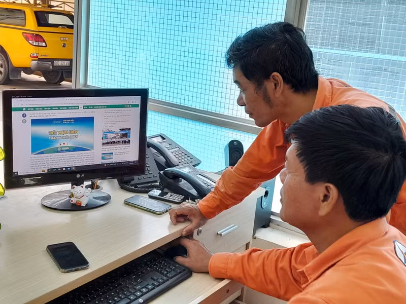Nhân viên Công ty Điện lực Đồng Nai tham gia thi tìm hiểu kiến thức tiết kiệm điện trên website.