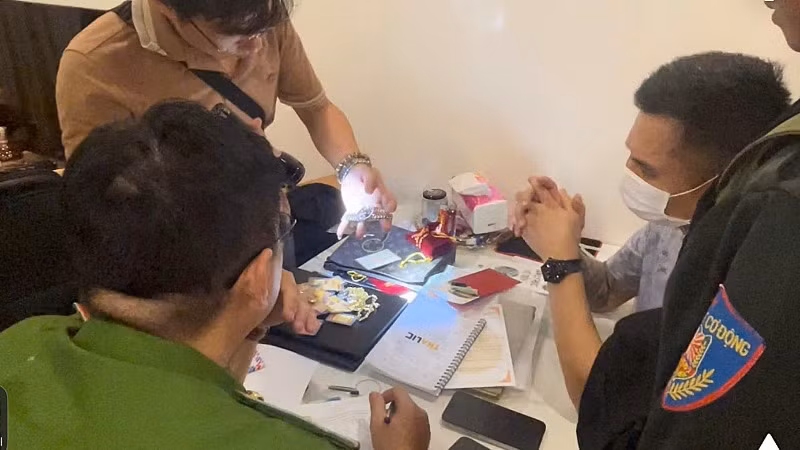 Lực lượng Ban Chuyên án khám xét thu giữ tang vật. Lực lượng Ban Chuyên án khám xét thu giữ tang vật.