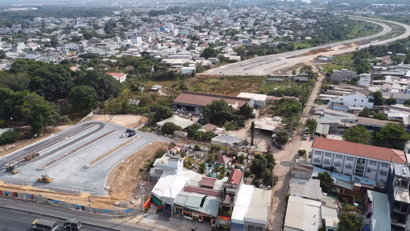 Hương lộ 2 có chiều dài 17km, là tuyến đường kết nối Quốc lộ 51 với đường cao tốc Thành phố Hồ Chí Minh-Long Thành-Dầu Giây. Do đó, các phương tiện giao thông có thể lưu thông theo tuyến đường này để đi từ Đồng Nai đến Thành phố Hồ Chí Minh, rút ngắn khoảng cách và thời gian lưu thông. Đồng thời, tuyến kết nối mới này cũng sẽ góp phần giảm tải lưu lượng phương tiện giao thông trên Quốc lộ 51, vốn đang rất quá tải hiện nay.