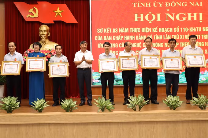 Phó Bí thư Thường trực Tỉnh ủy Đồng Nai Hồ Thanh Sơn trao Bằng khen cho các tập thể.