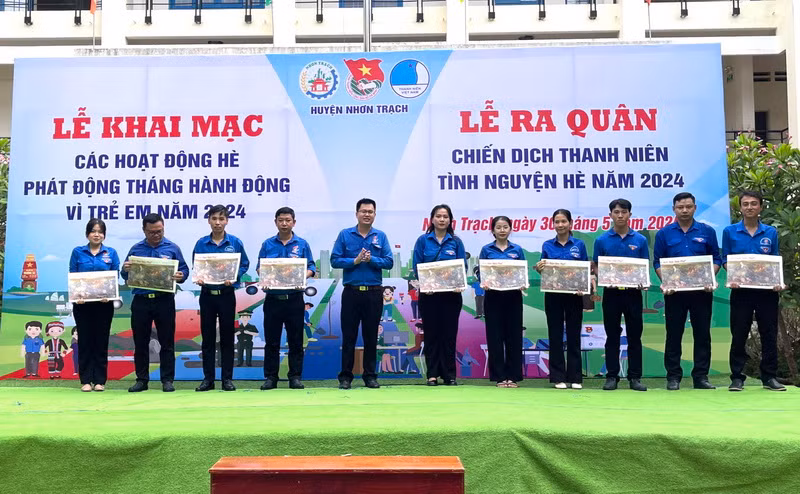 Trao tặng tranh panorama Chiến dịch Điện Biên Phủ của Báo Nhân Dân cho đoàn viên thanh niên huyện Nhơn Trạch.