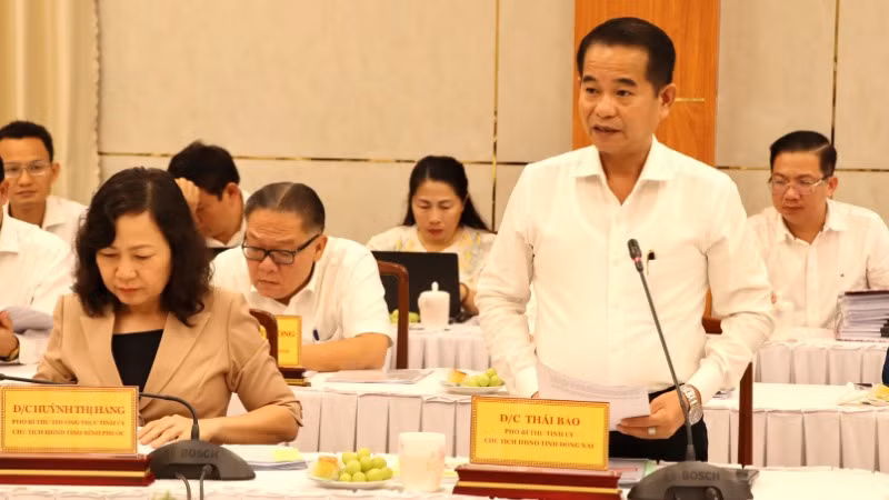 Đồng chí Thái Bảo, Phó Bí thư Tỉnh ủy, Chủ tịch Hội đồng nhân dân tỉnh Đồng Nai báo cáo tại buổi làm việc.
