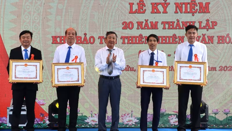 Phó Bí thư Thường trực Tỉnh ủy Đồng Nai Hồ Thanh Sơn trao tặng Bằng khen cho các tập thể có thành tích xuất sắc. Phó Bí thư Thường trực Tỉnh ủy Đồng Nai Hồ Thanh Sơn trao tặng Bằng khen cho các tập thể có thành tích xuất sắc.