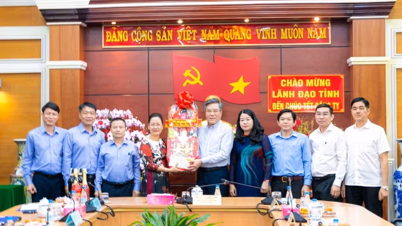 Phó Chủ tịch Ủy ban nhân dân tỉnh Đồng Nai Dương Minh Dũng tặng quà Tết cho Công ty cổ phần cấp nước Đồng Nai.