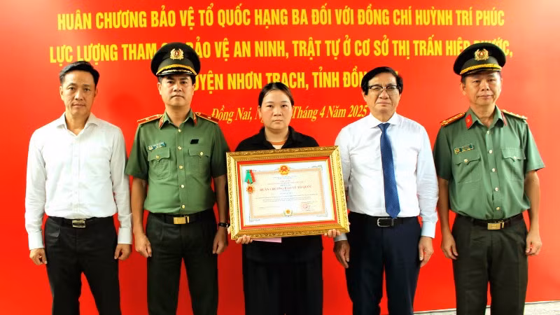 Lãnh đạo tỉnh Đồng Nai trao Huân chương Bảo vệ Tổ quốc hạng Ba cho đại diện gia đình đồng chí Huỳnh Trí Phúc.