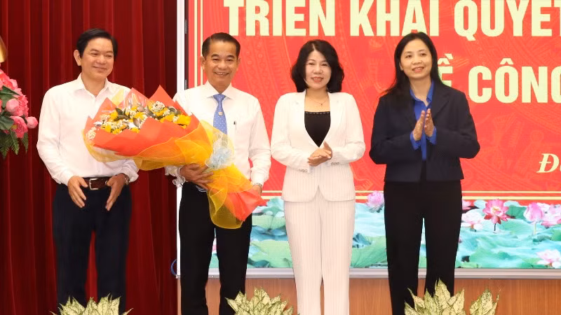 Các đồng chí trong Thường trực Hội đồng nhân dân tỉnh Đồng Nai chúc mừng đồng chí Thái Bảo. Các đồng chí trong Thường trực Hội đồng nhân dân tỉnh Đồng Nai chúc mừng đồng chí Thái Bảo.