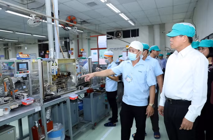 Bí thư Tỉnh ủy Đồng Nai Nguyễn Hồng Lĩnh khảo sát tại một nhà máy ở khu công nghiệp Biên Hòa 2.