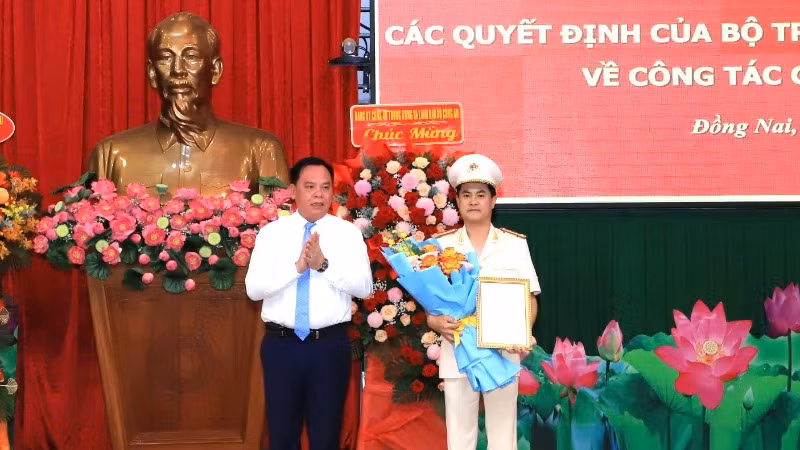 Đồng chí Võ Tấn Đức, Phó Bí thư Tỉnh ủy, Chủ tịch Ủy ban nhân dân tỉnh Đồng Nai chúc mừng Đại tá Nguyễn Đức Hải.