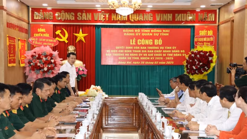 Đồng chí Vũ Hồng Văn, Bí thư Tỉnh ủy, Bí thư Đảng ủy Quân sự tỉnh Đồng Nai phát biểu tại buổi lễ.