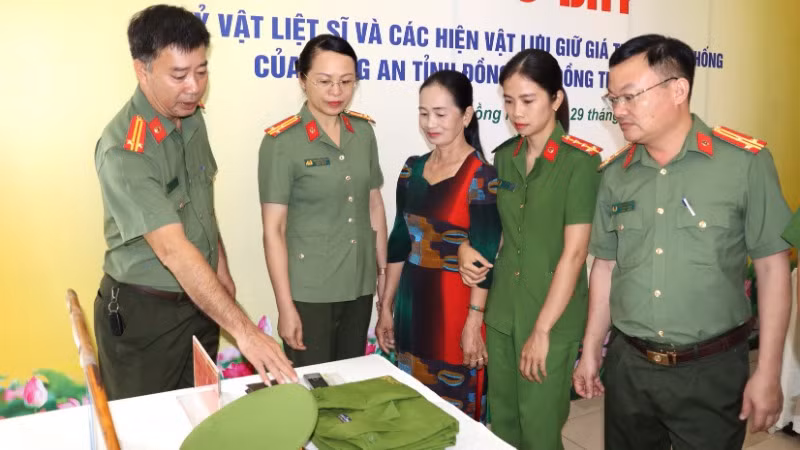 Các kỷ vật của liệt sĩ Lê Thanh Tâm được gia đình trao tặng. Các kỷ vật của liệt sĩ Lê Thanh Tâm được gia đình trao tặng.