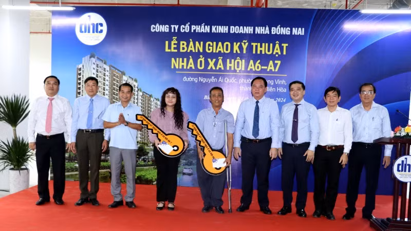 Các đồng chí lãnh đạo tỉnh Đồng Nai và thành phố Biên Hòa chúc mừng những hộ dân đầu tiên nhận căn hộ tại dự án.