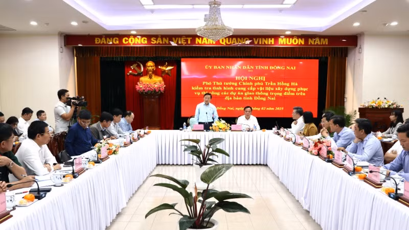 Quang cảnh buổi làm việc.