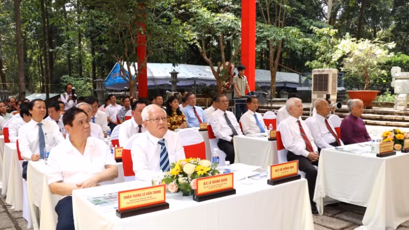 Các đại biểu tham dự buổi lễ. Các đại biểu tham dự buổi lễ.