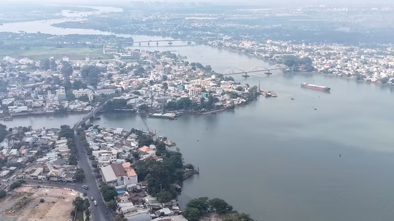 Một góc đô thị Biên Hòa giáp sông Đồng Nai.
