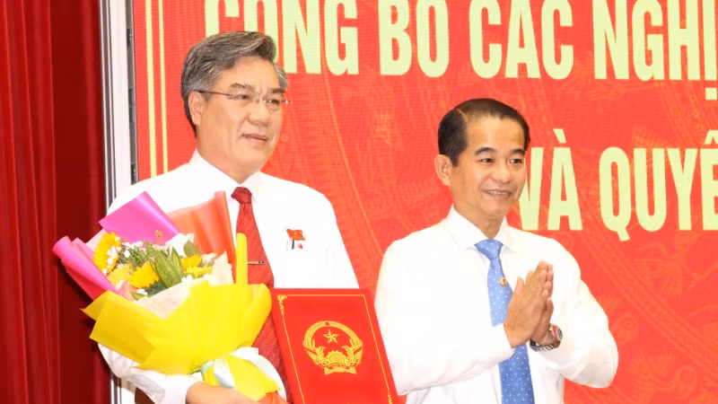Chủ tịch Hội đồng nhân dân tỉnh Đồng Nai Thái Bảo trao nghị quyết về sắp xếp tổ chức bộ máy các cơ quan thuộc Ủy ban nhân dân tỉnh.
