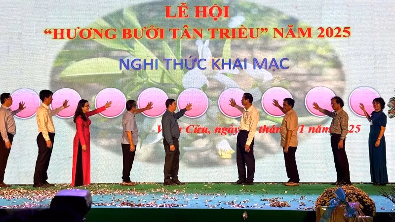 Các đại biểu thực hiện nghi thức khai mạc lễ hội Hương bưởi Tân Triều.