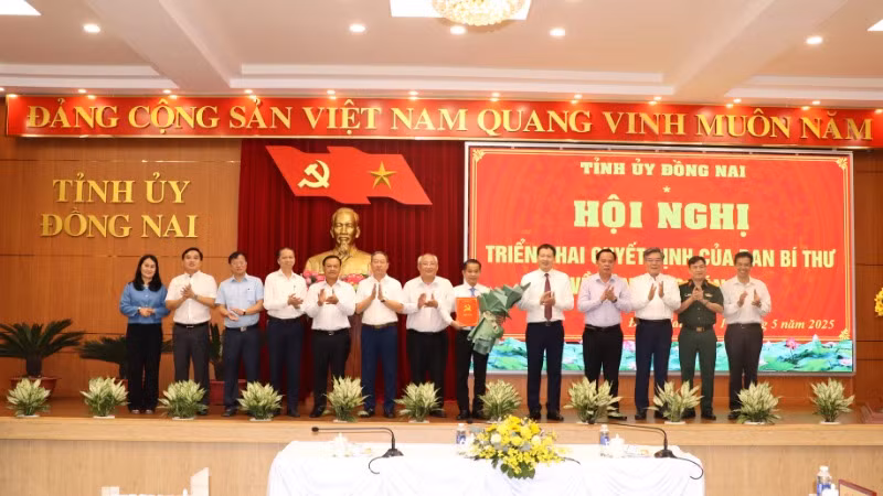 Lãnh đạo tỉnh Đồng Nai cùng đại diện các vụ theo dõi địa bàn tỉnh chúc mừng đồng chí Thái Bảo nhận quyết định của Ban Bí thư Trung ương Đảng chuẩn y Phó Bí thư Tỉnh ủy. Lãnh đạo tỉnh Đồng Nai cùng đại diện các vụ theo dõi địa bàn tỉnh chúc mừng đồng chí Thái Bảo nhận quyết định của Ban Bí thư Trung ương Đảng chuẩn y Phó Bí thư Tỉnh ủy.